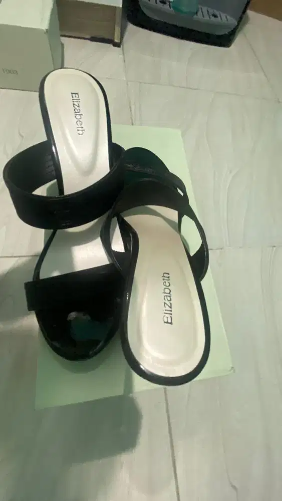 Heels Hitam Wanita Size 39 – Kondisi Bagus (NEW)