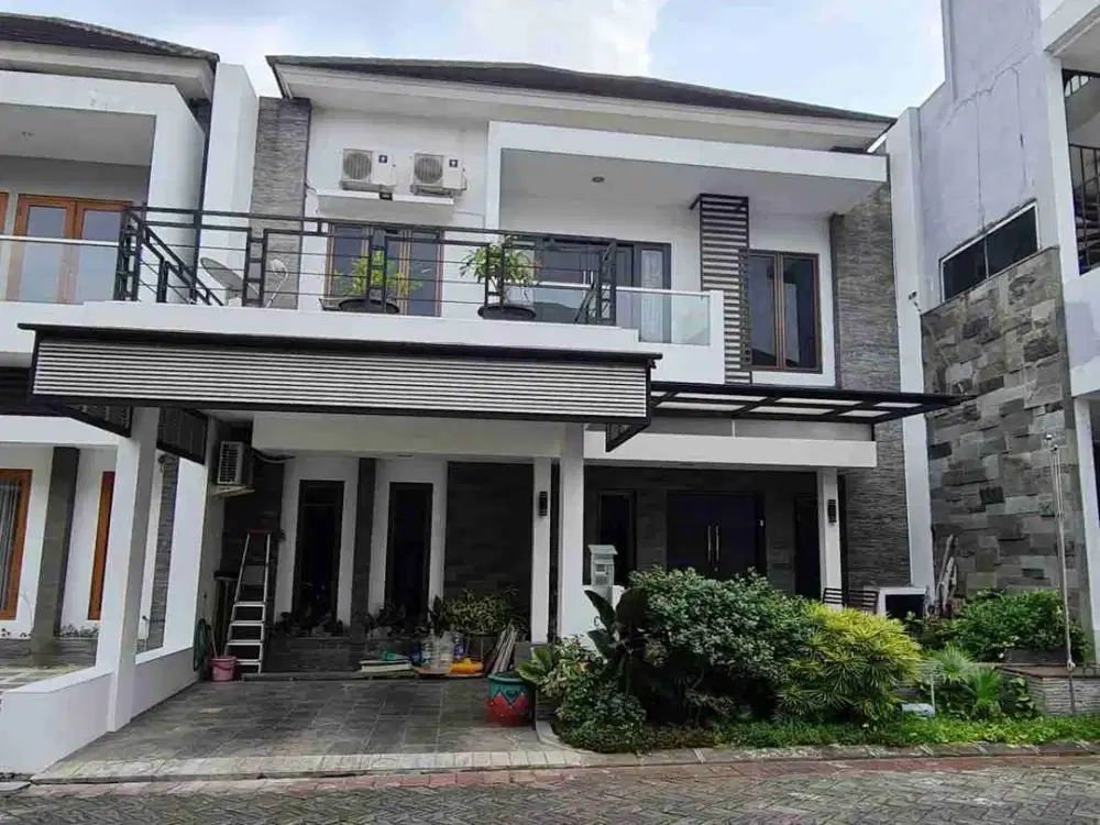 disewakan rumah mewah 2 lantai full furnish dalam perum didekat malioboro dan mutiara persada
