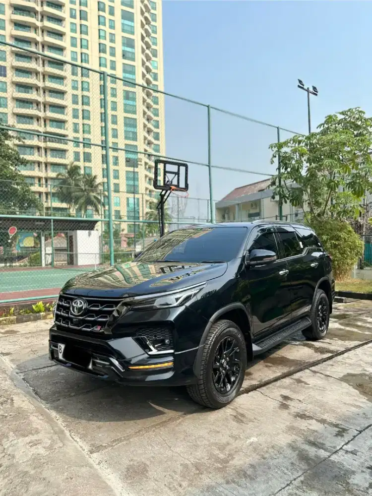 TOYOTA FORTUNER GR SPORT 2.8 AT 2024 BLACK ON BLACK LOW KM TOP COND