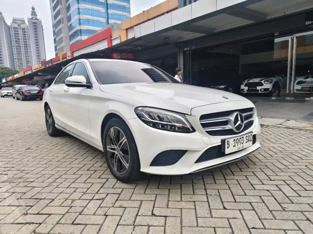 MERCY C180 AVANGARDE LINE AT 2021 FACELIFT WHITE ON BLACK LOW KM SUPER