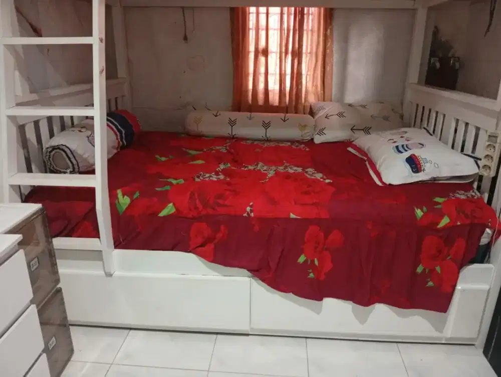 Tempat tidur tingkat kondisi bagus