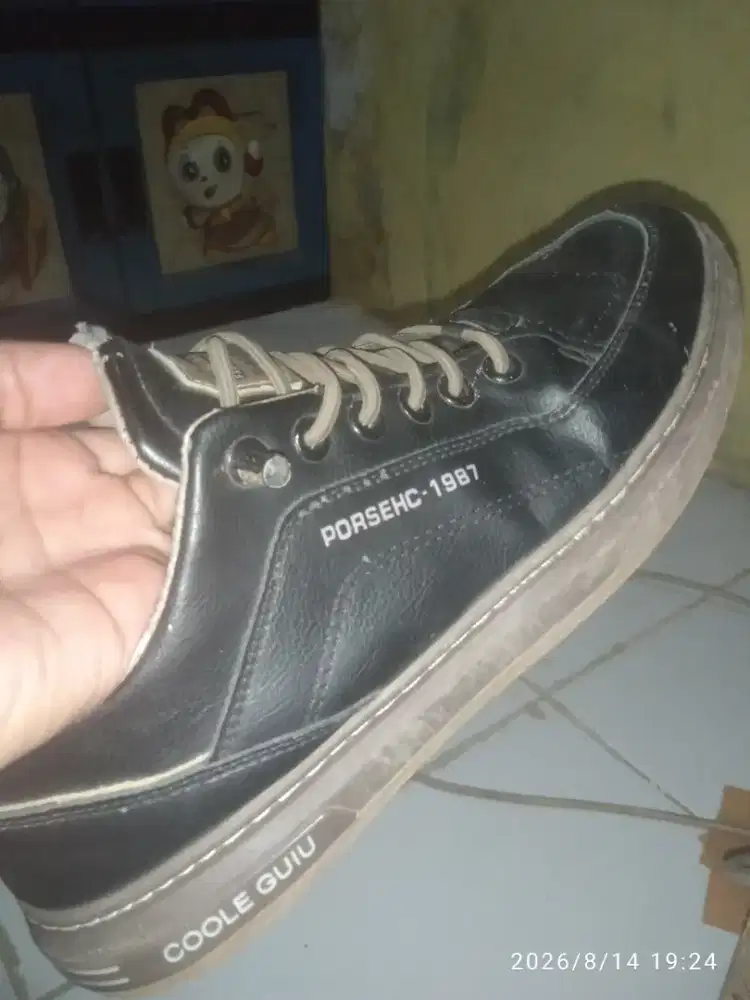 Sepatu leedoo. Warna hitam