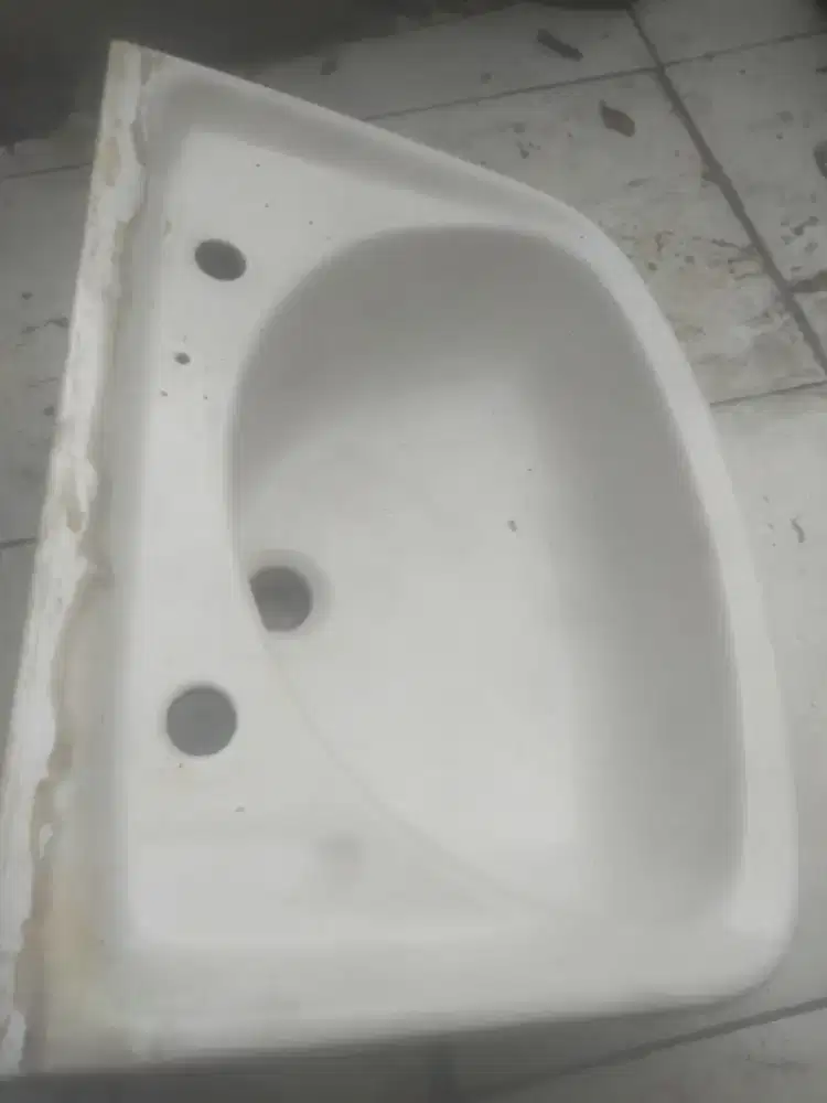 Wastafel Keramik Gantung Bekas Mulus Bersih