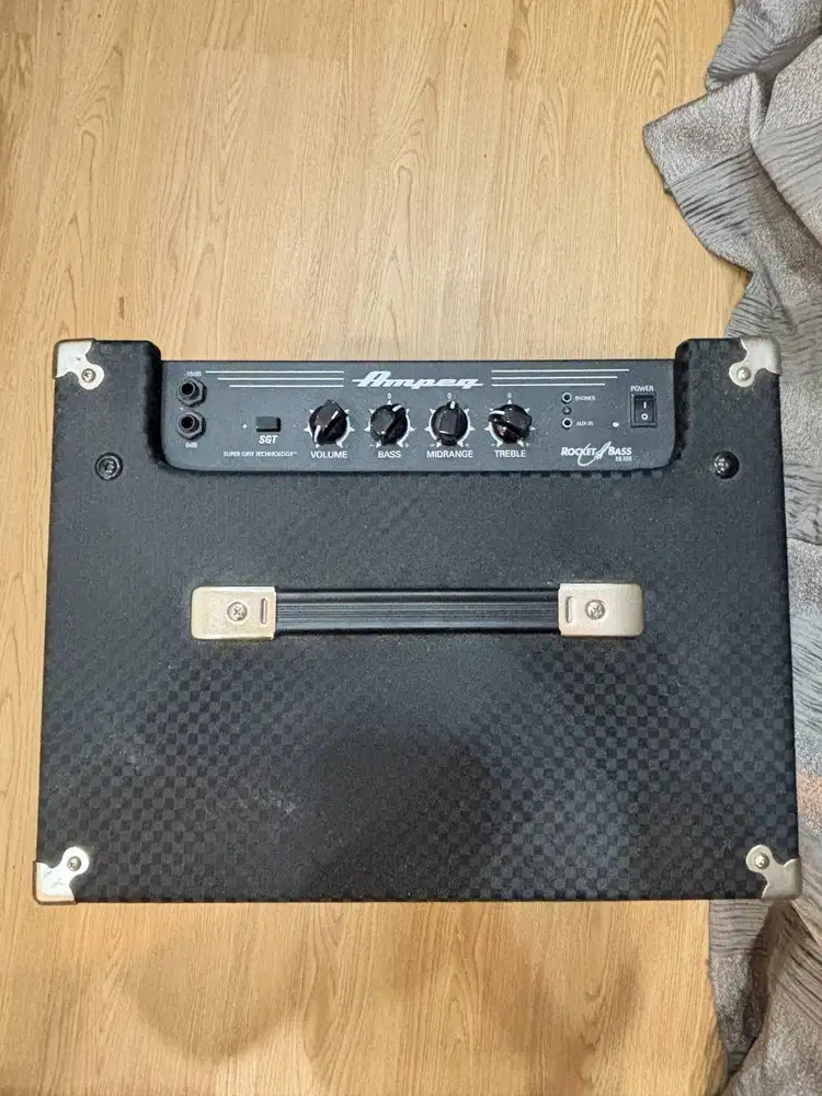 (Like NEW) Amplifier Bass Ampeg Rocket Bass RB-108 30W + Box