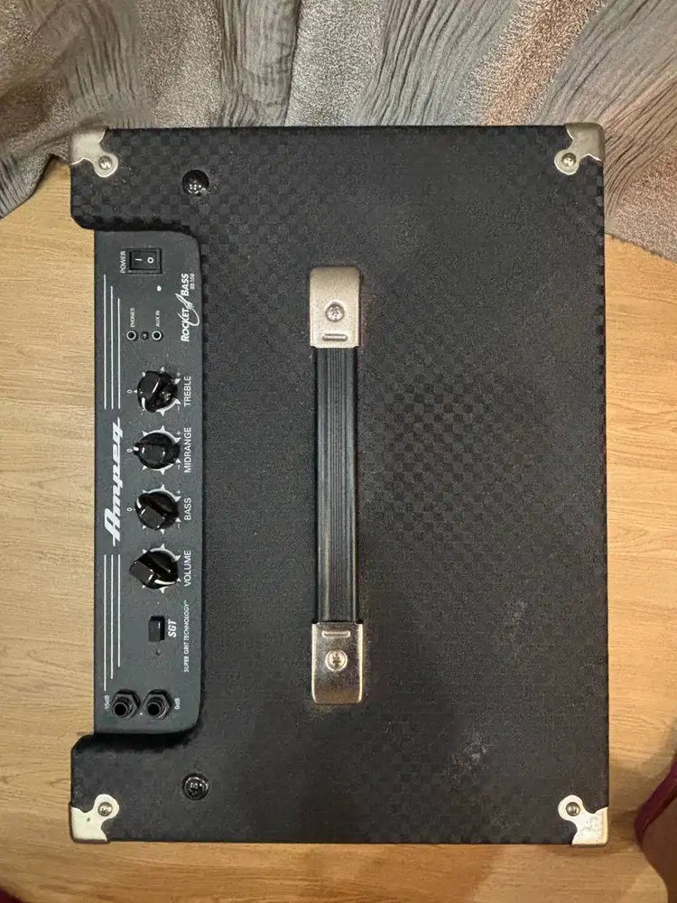 (Like NEW) Amplifier Bass Ampeg Rocket Bass RB-108 30W + Box