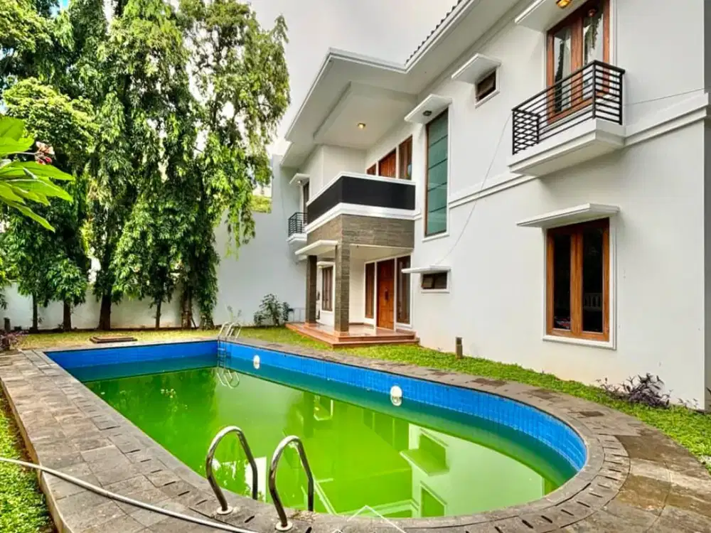 Dijual Rumah Mewah di Kawasan Jakarta Selatan Dengan Bangunan 2 Lantai Ada Swimming Pool NV-18993