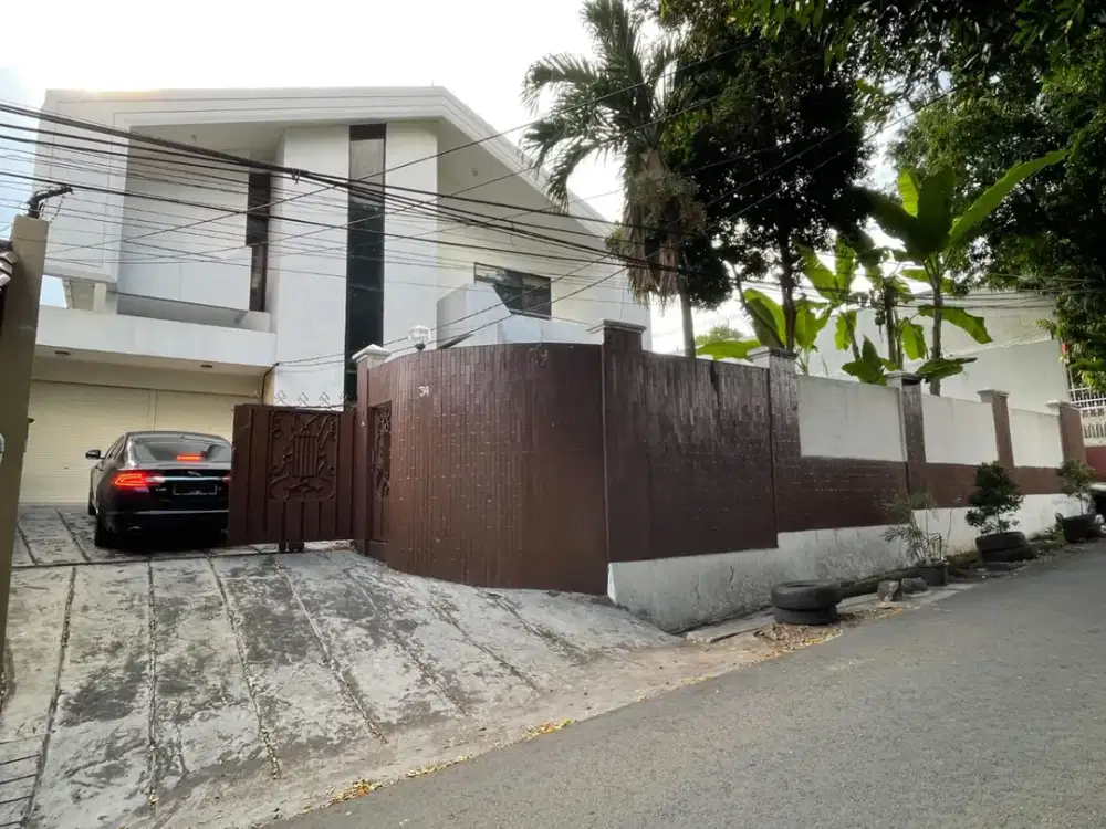 Rumah Siap Huni Terawat Ada Kolam Renang Dekat Blok M