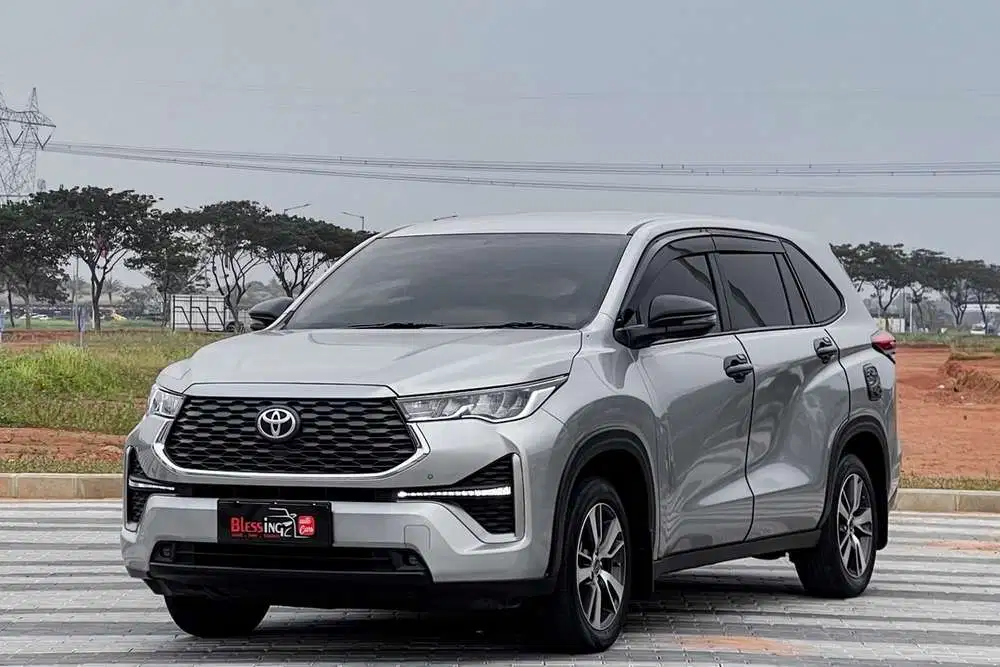 Toyota Kijang Innova zenix 2.0 V matic bensin non hybrid 2023 silver
