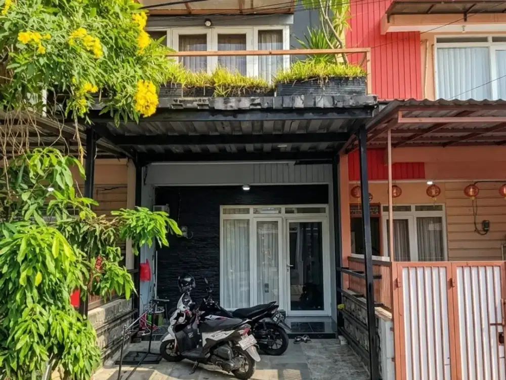 Rumah Cantik 2 1/2 Lantai Lokasi Strategis Siap Huni di Parak Residence Taman Surya Cengkareng Jakarta Barat