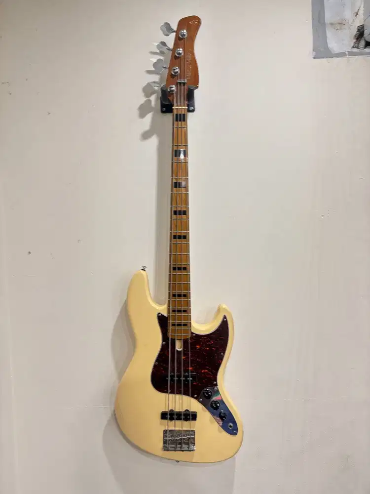(Like NEW) Bass Sire Marcus Miller V5 Alder 4-string Vintage White
