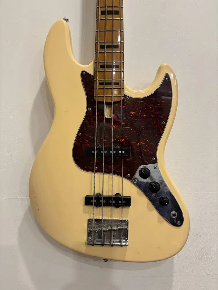 (Like NEW) Bass Sire Marcus Miller V5 Alder 4-string Vintage White