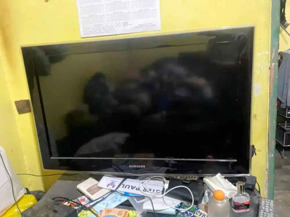 Samsung LCD Televisi + Meja + STB