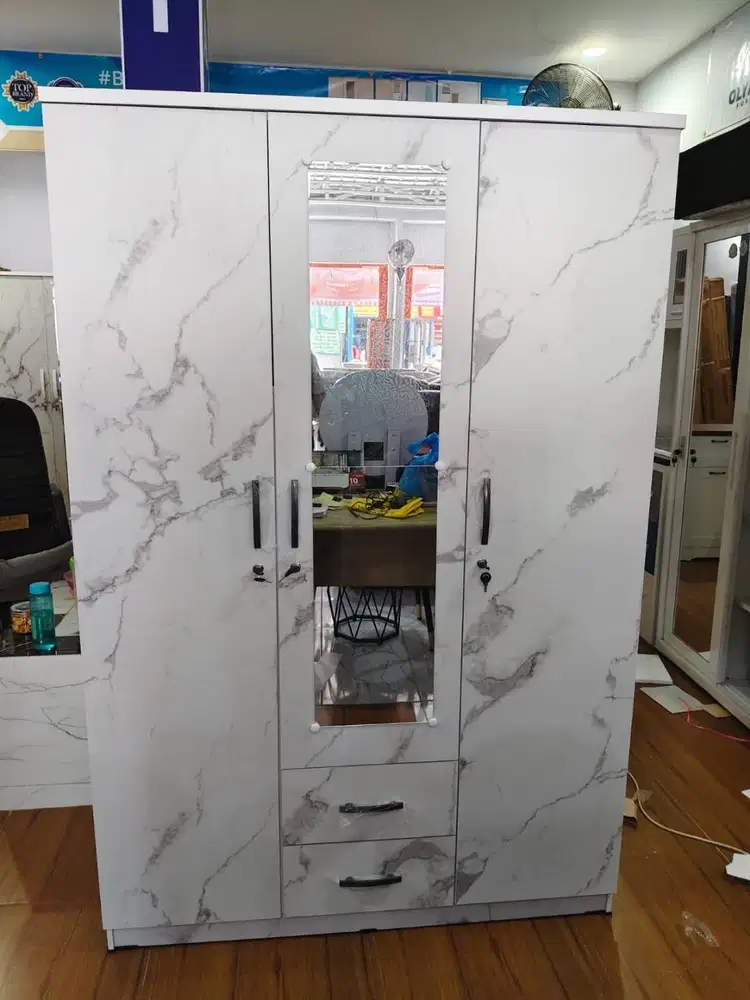 lemari pakaian 3 pintu laci putih