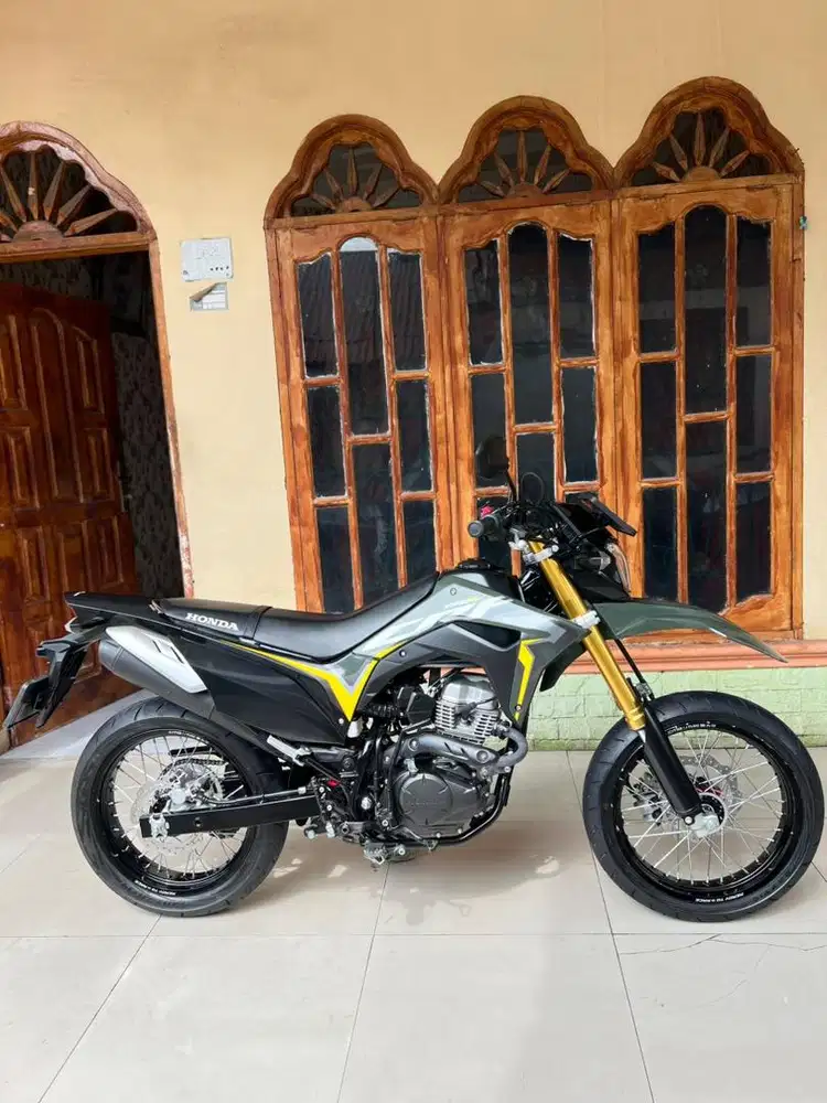 Dijual crf tahun 2024 kilometer 2 ribuan