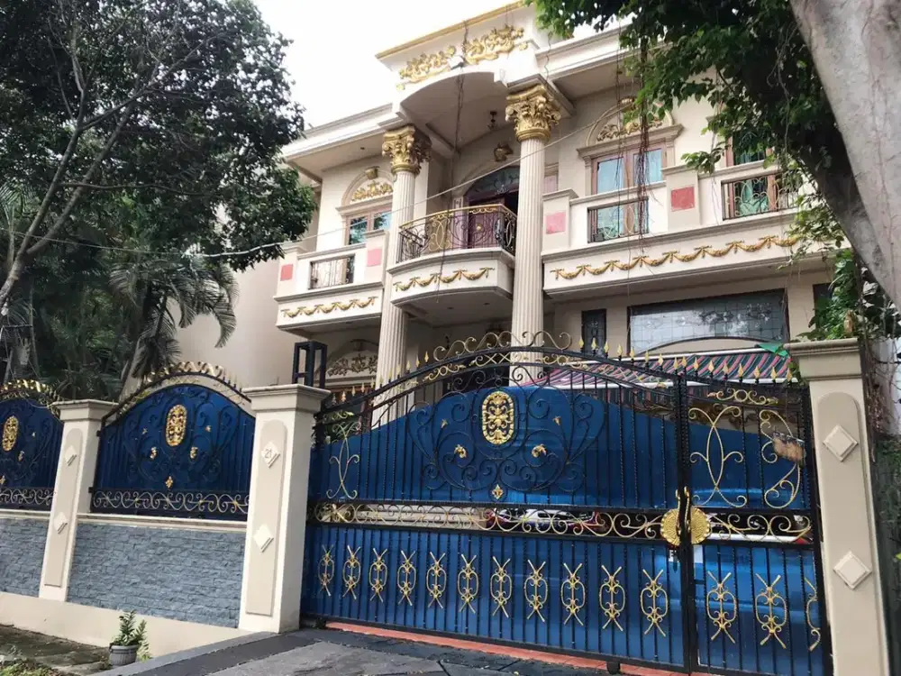 Dijual! Rumah Klasik Eropa 3,5 Lantai SHM di Mediterania Boulevard PIK 1 Jakarta Utara