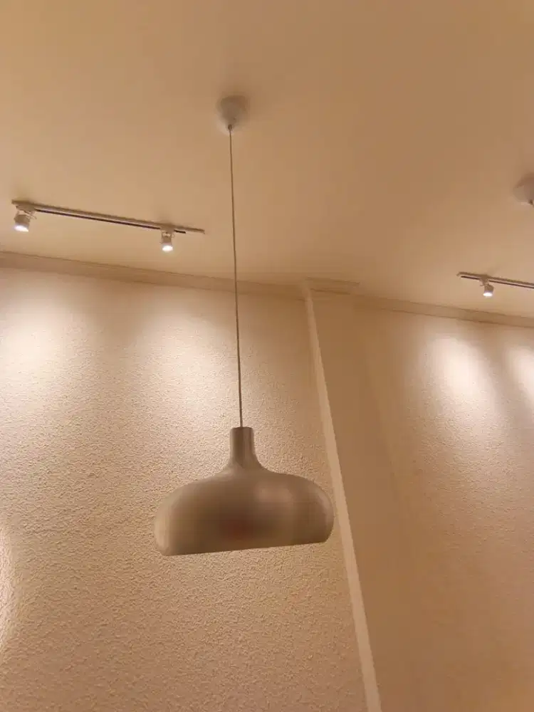 Lampu gantung silver penerang meja belajar