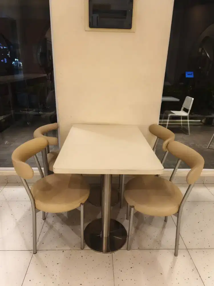 Kursi beige simpel
