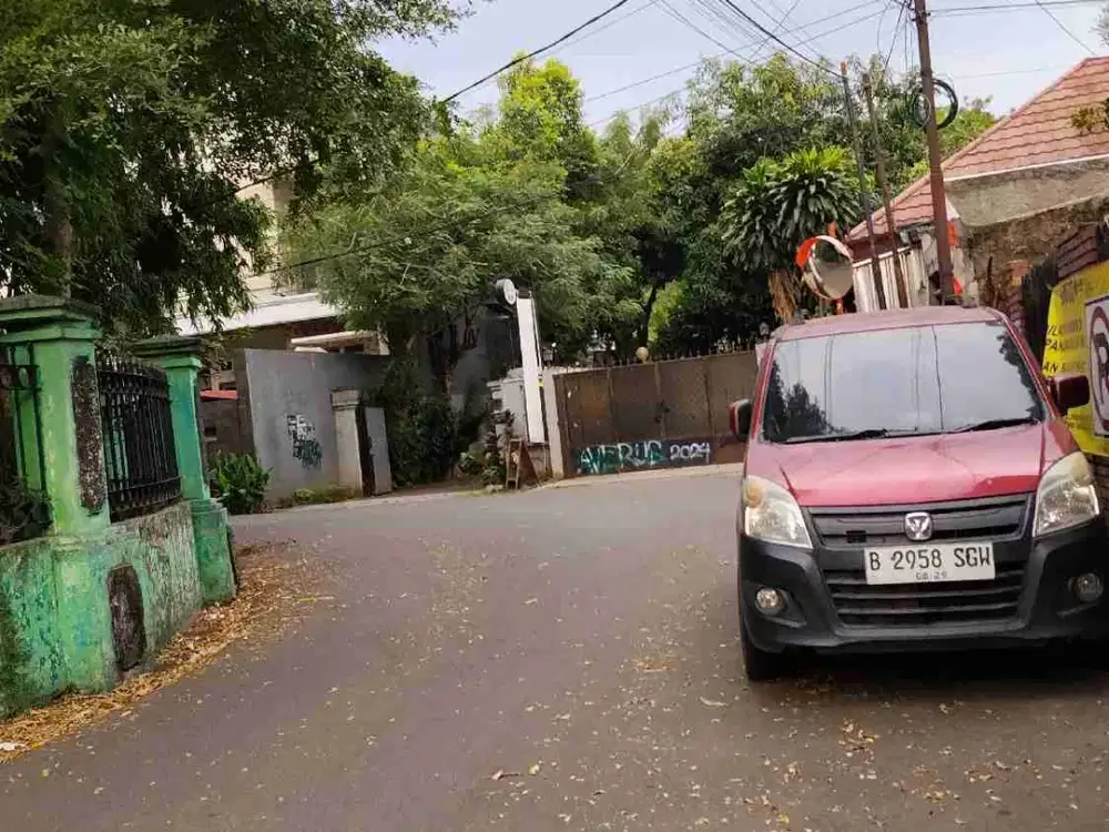 dijual rumah tua(hitung hrg kavling saja) luas tanah 150mtr bisa di bagi 2 masing2 ls 75m2, lokasi strategis di bintaro permai kelurahan bintaro jakarta selatan dekat balai rakyat..cocok utk rumah tinggal dan kost2 an, hrg 8.5jt per meter nego..siapa cepa