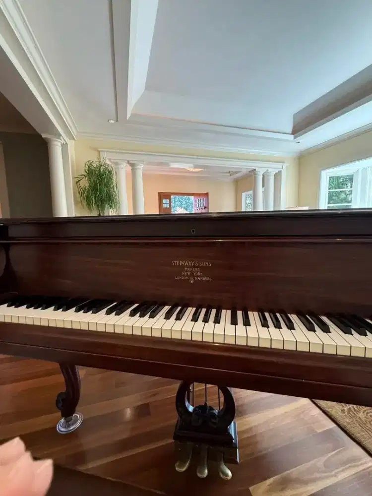 Piano antik merek steinway & sons