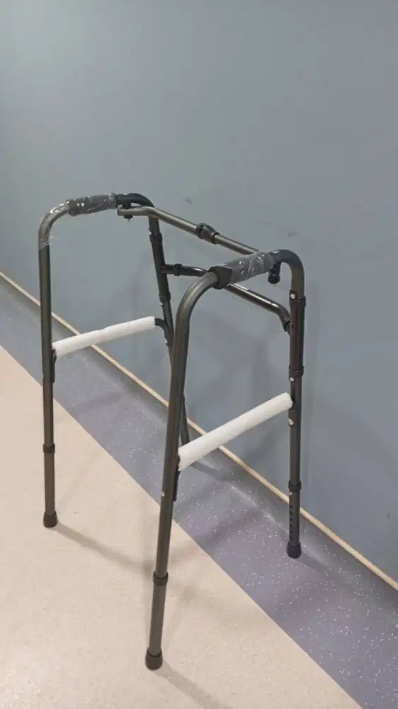 Walker alat bantu jalan