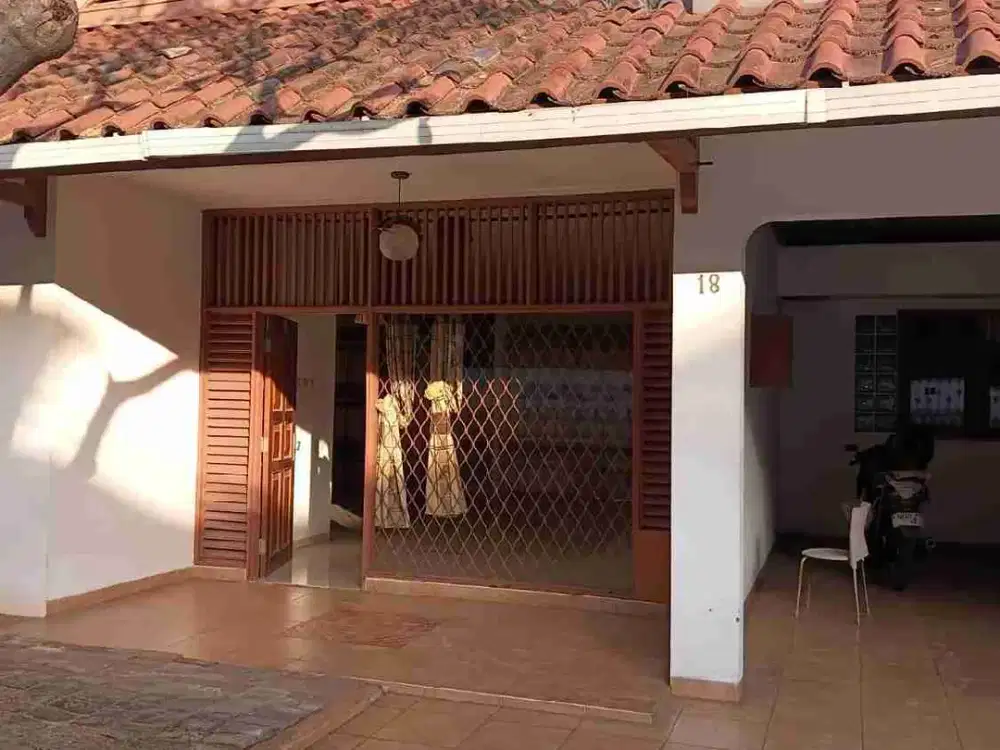 Disewakan Rumah besar 7 kamar di Sunter Agung. Jakarta Utara