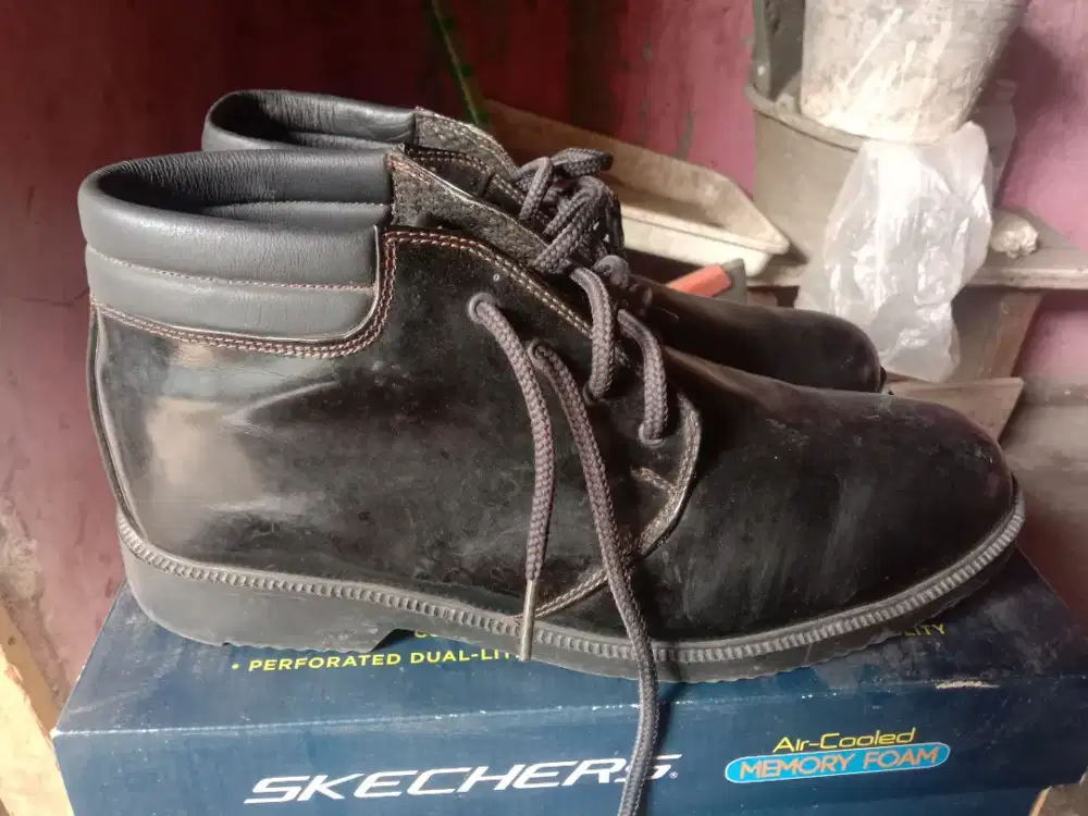 Sepatu polri no 43