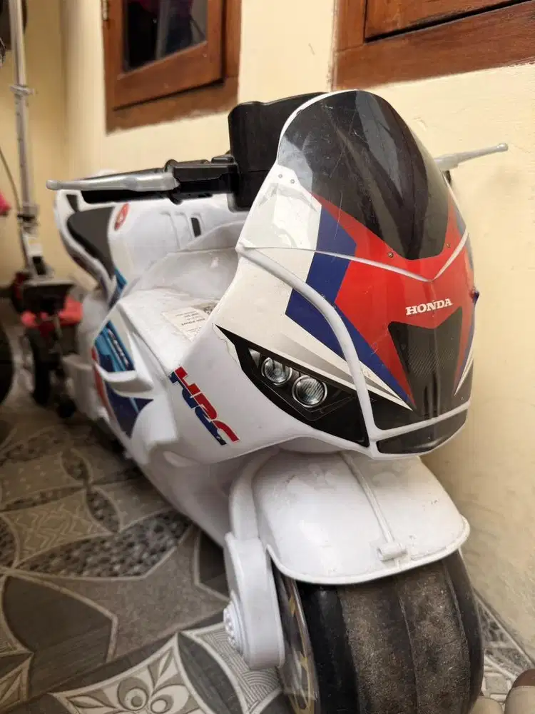 Motor balap mainan