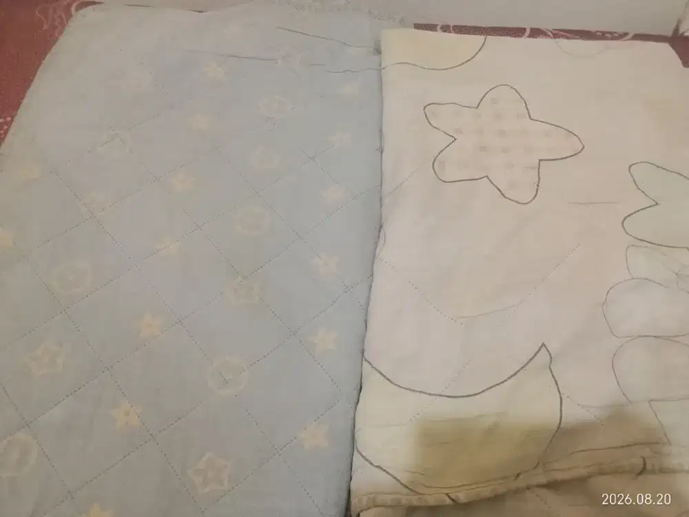 jual dua selimut bed cover tebal kondisi seadanya