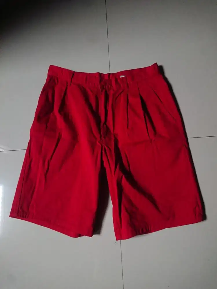 celana merah pendek