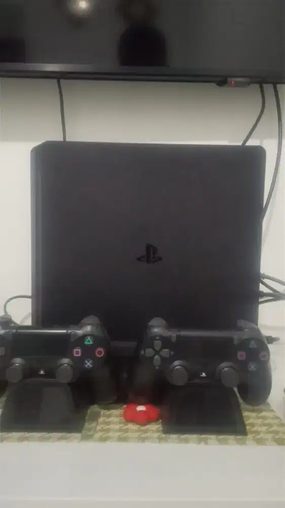 Dijual PS4 (1TB),Pro versi 11.0)