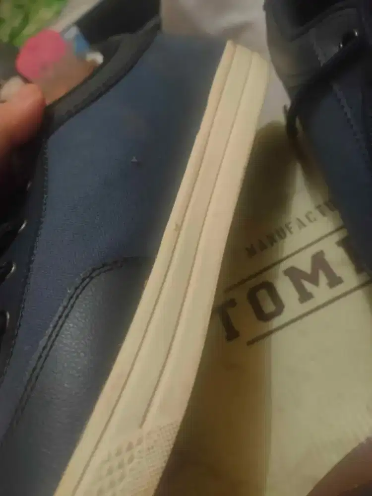 Sepatu Sneakers Merk Tomkins