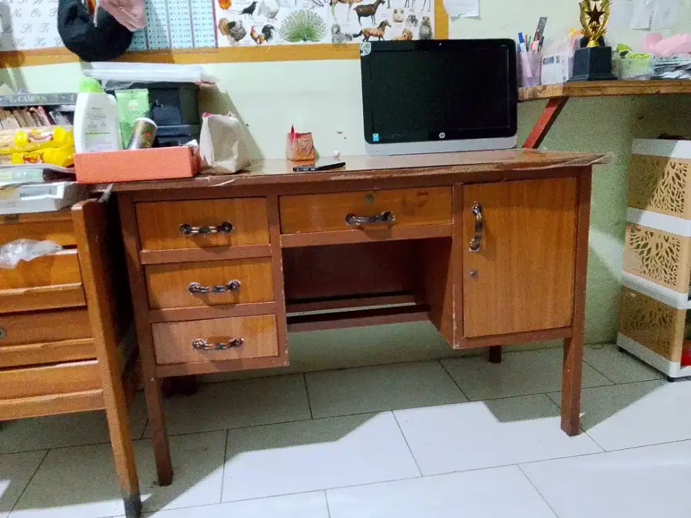 Meja kantor Bekas