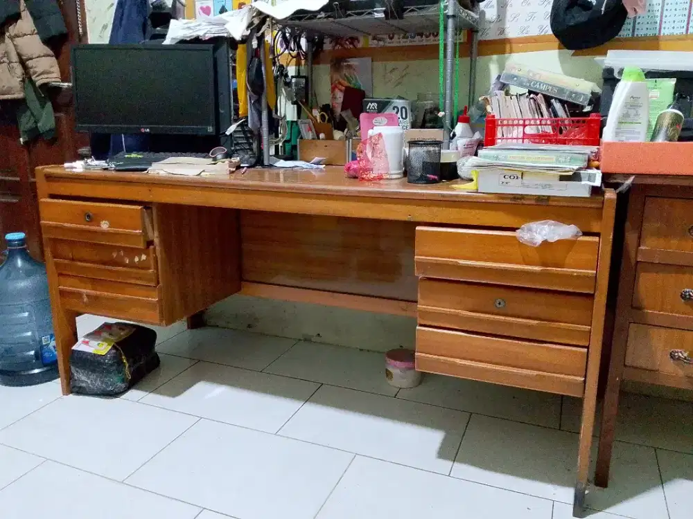 Meja kantor panjang