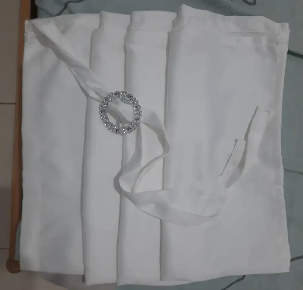 Rok Lilit warna putih ada kepala gesper