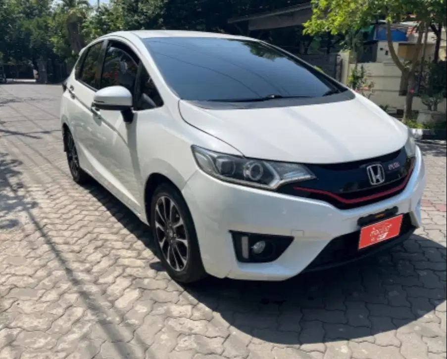 honda jazz , model sedan , umur 3 tahun