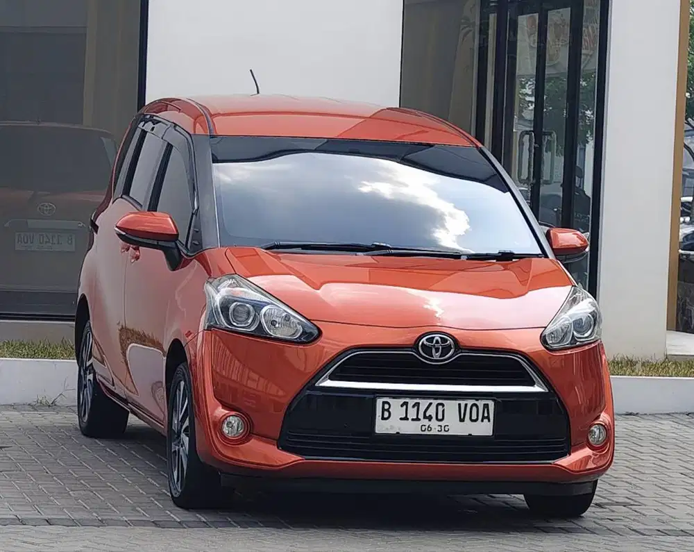 TDP 15jt !! Toyota Sienta 1.5 V AT 2017 Orange Kondisi Istimewa