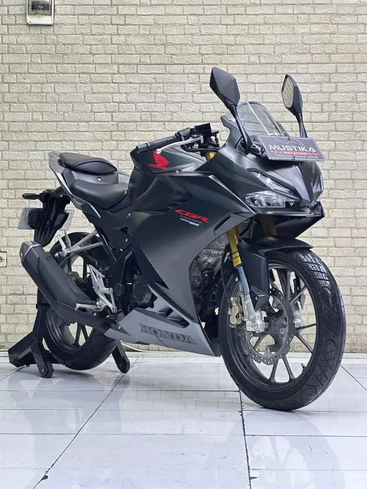 HONDA CBR 150R TAHUN 2023 – MATTE BLACK (SUPER GRESS LIKE NEW)