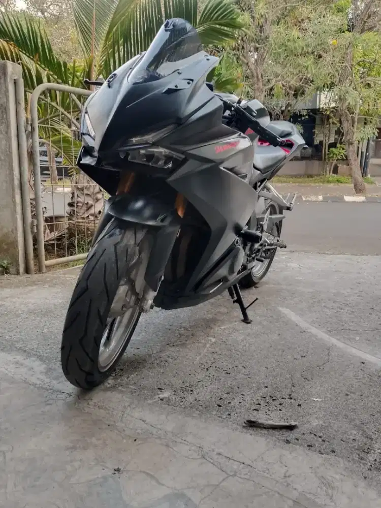 CBR  250 RR  silver on Black