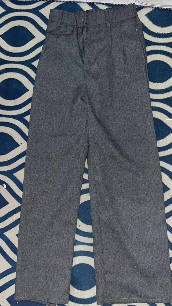 Celana warna grey wanita