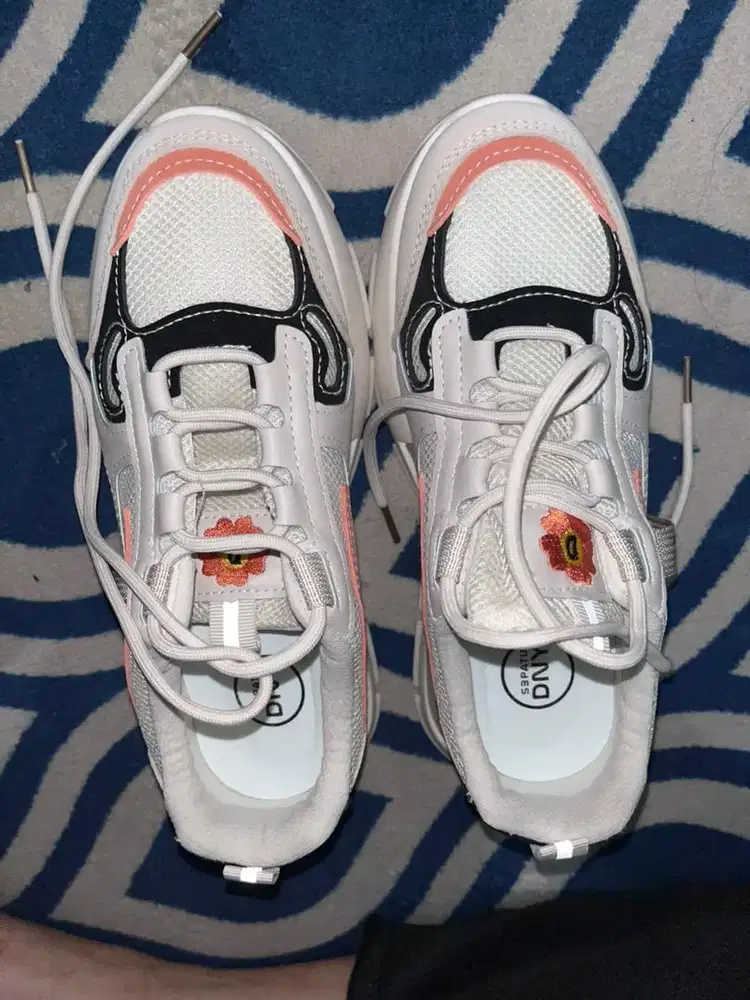 Sepatu Sneakers Wanita Merek DNY
