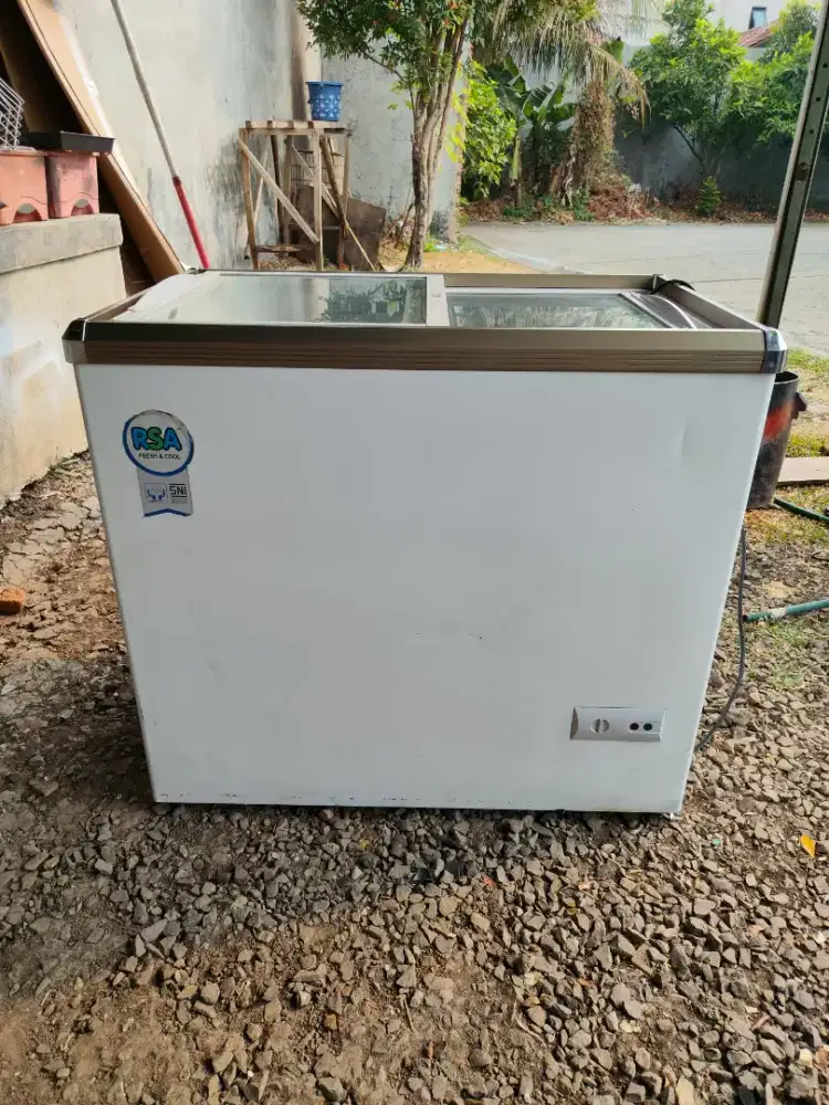 Frezer rsa sleding kaca 200 liter normal beku rata