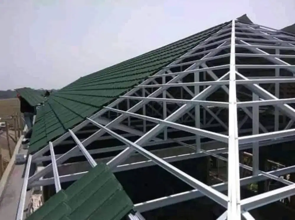 Pemasangan atap rumah