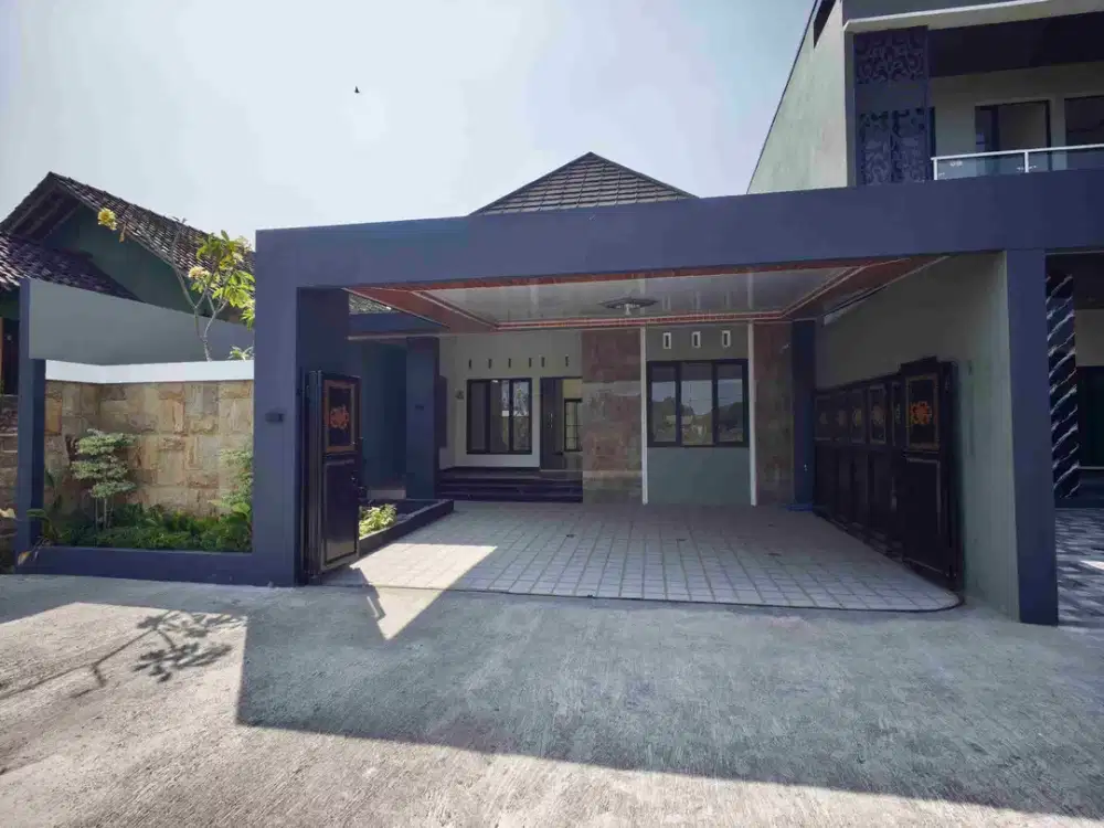 Rumah besar dengan pemandangan senja sore di utara stadion maguwoharjo