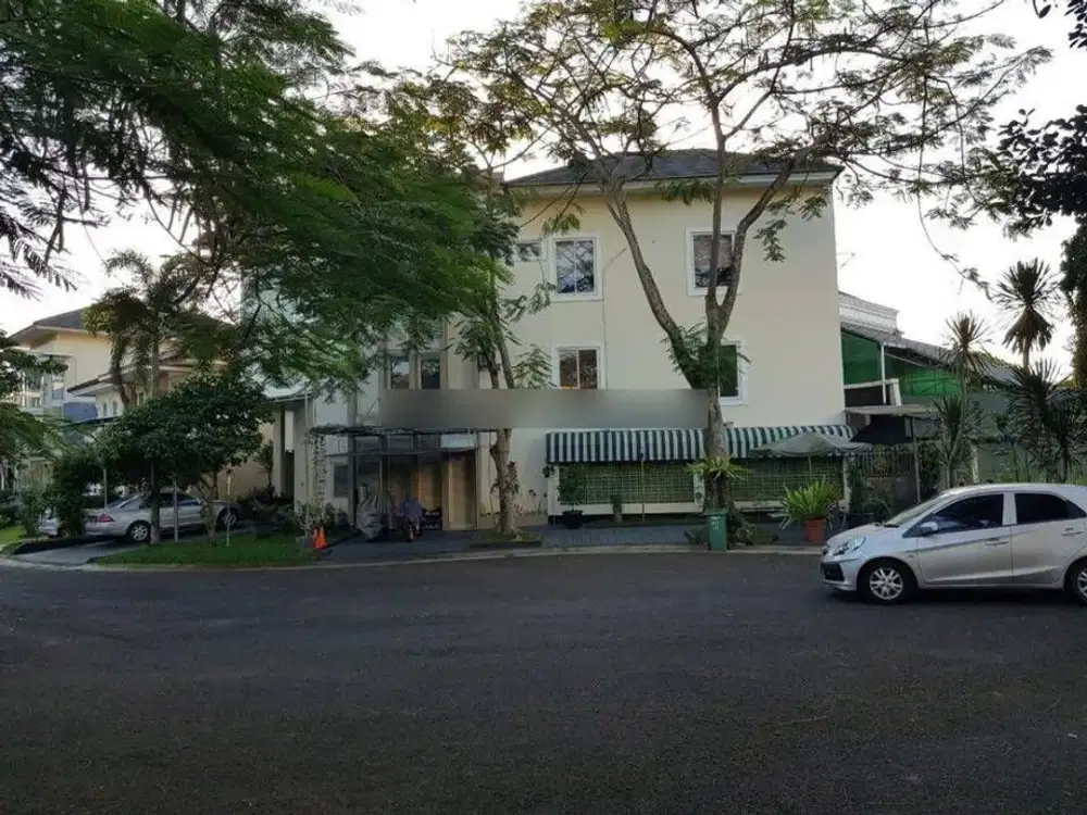 Dijual Rumah Taman, 3 lantai, udara segar di Lippo Karawaci