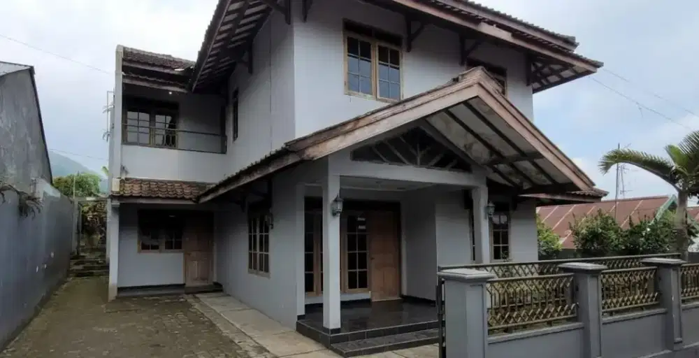 Dijual Cepat Rumah 2 Lantai dekat Pasar Wisata Tawangmangu