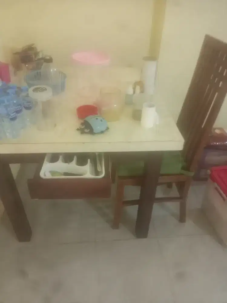Meja makan kayu dan meja batu granit.