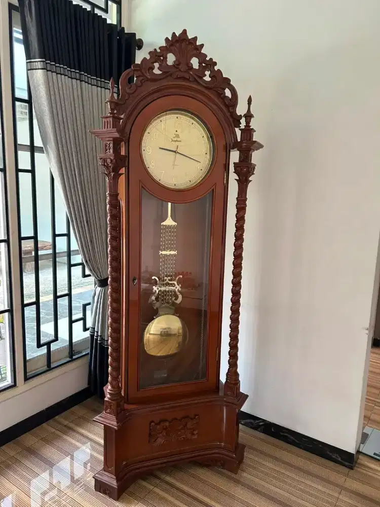 Jam dinding Junghans