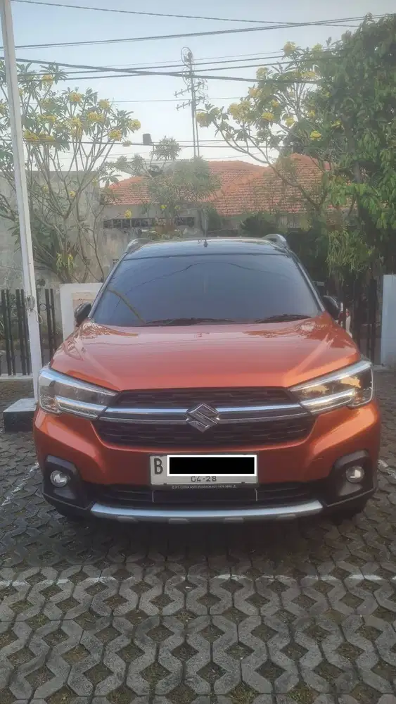 Suzuki XL7 Alpha MT 2023 Orange - Tangan 1 Service Record Resmi Mulus