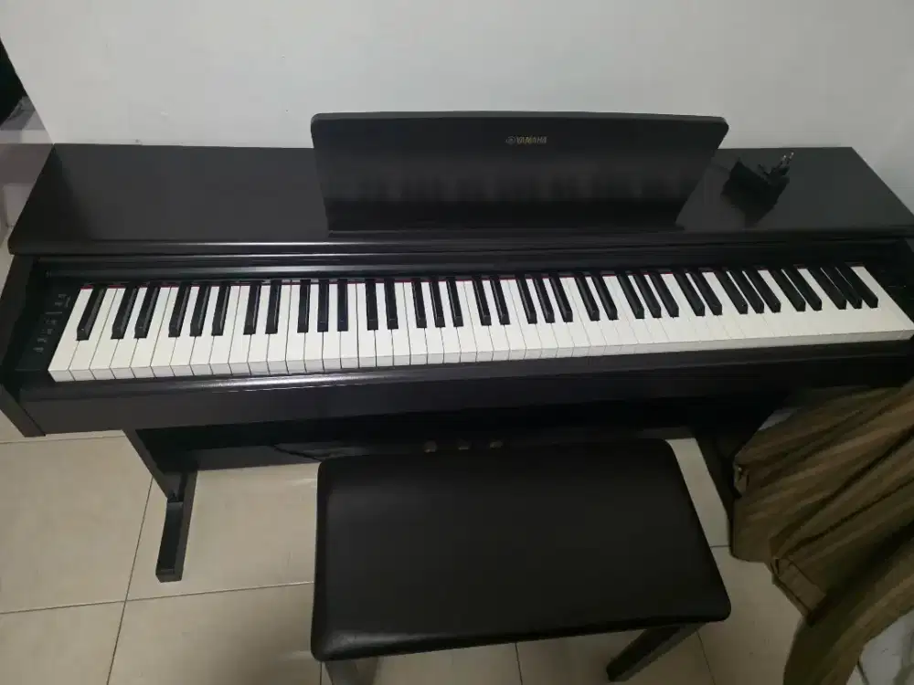 Piano Yamaha Arius YDP 144