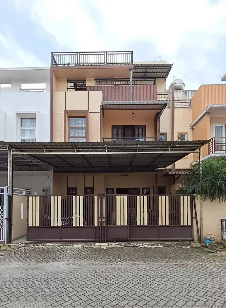 Rumah 3 lantai + rooftop, wilayah komplek J Crown, J City, Medan